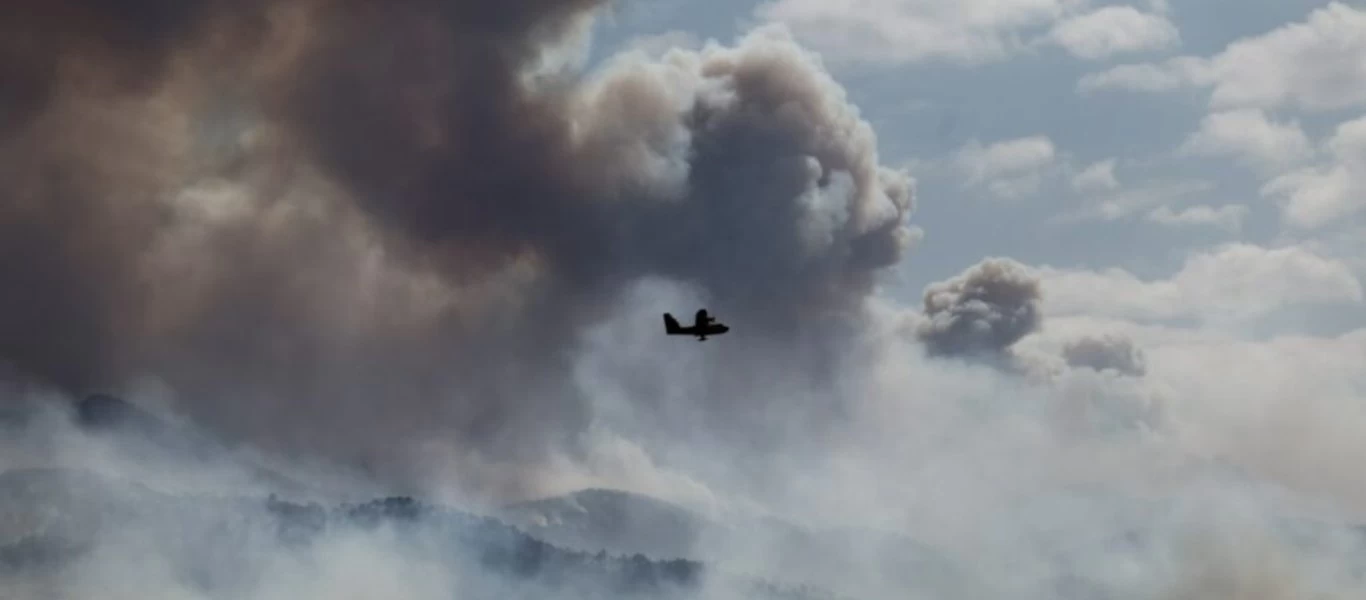 Τοξικό νέφος από την φωτά που αφήσαν να τους ξεφύγει πνίγει Αττική και Κορινθία - Έφτασε μέχρι τα Δωδεκάνησα!